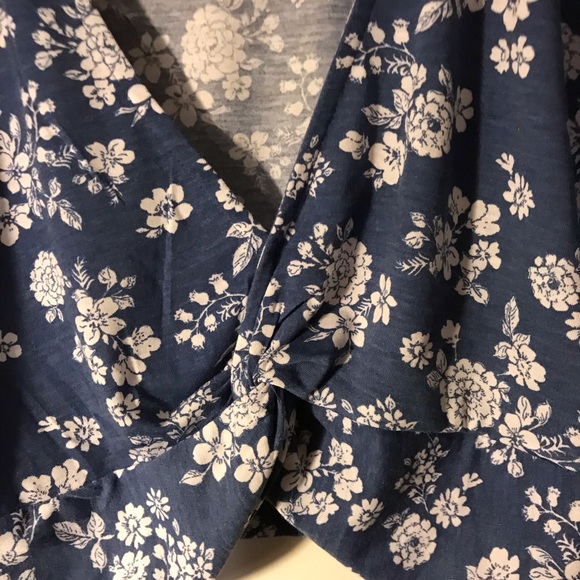 Blue and white floral wrapped blouse - Picture 2 of 4